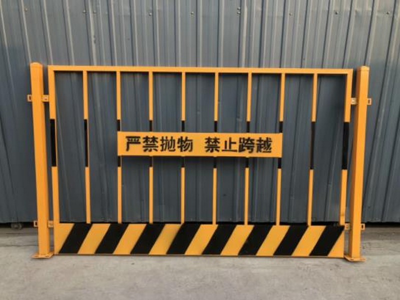 勐腊黑黄竖杆基坑安全护栏